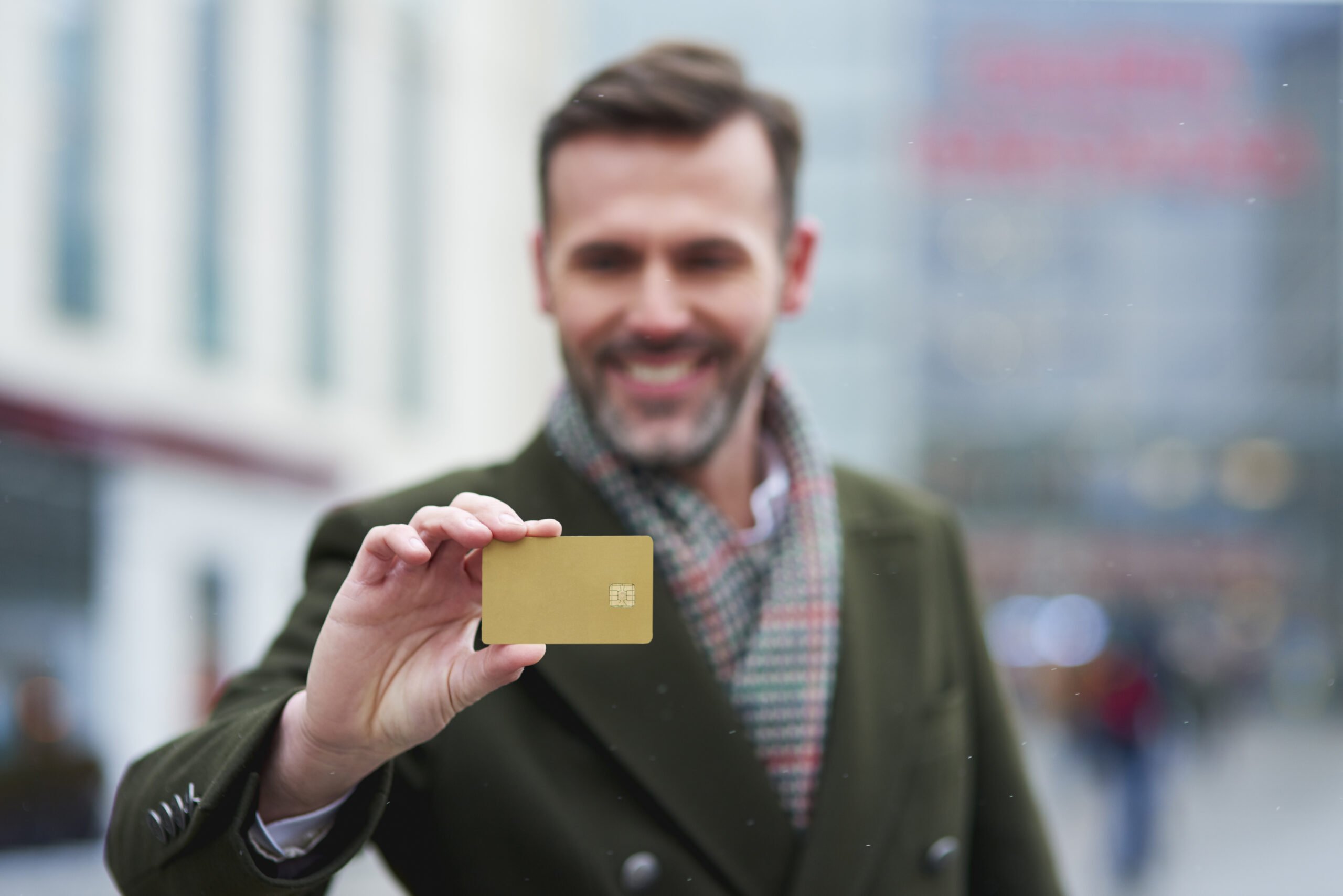 Hombre con tarjeta de crédito durante una gran compra