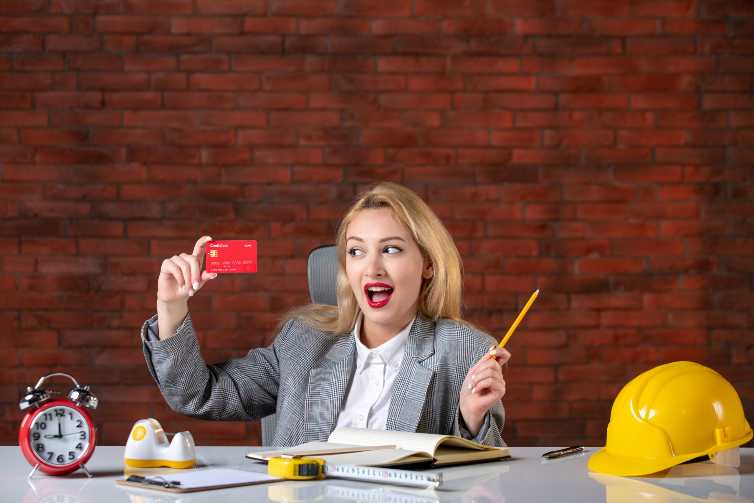 vue-face-ingenieur-woman-seated-behind-her-workplace